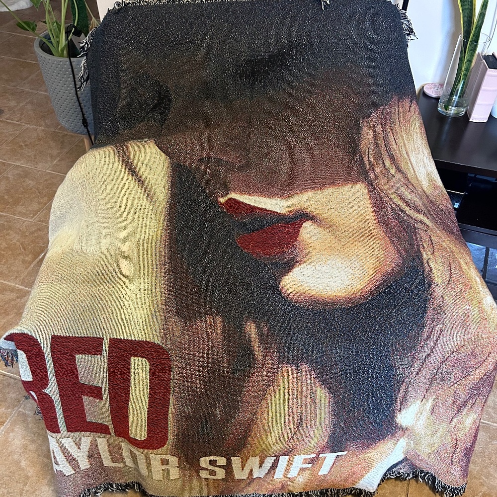 Taylor Swift Red Tour Throw Blanket/Tapestry